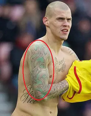 Tatuaje floral de Martin Cartel desde el brazo derecho hasta el bíceps