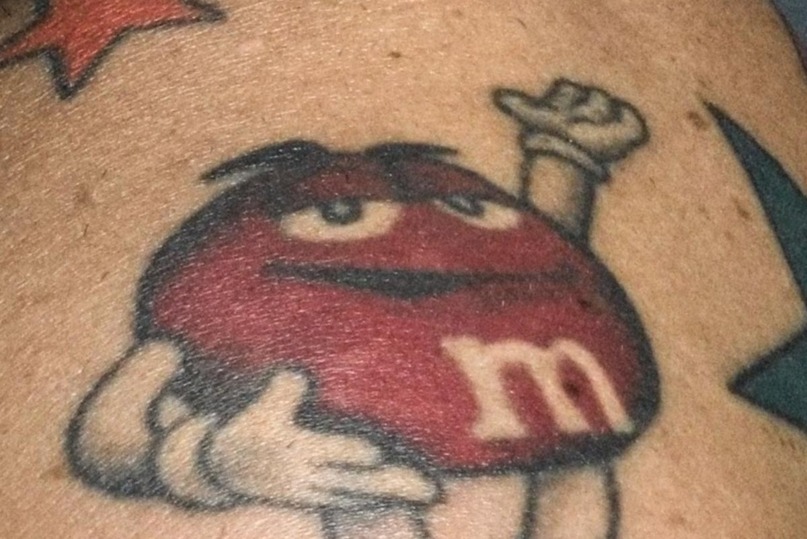 Tatuajes rojos M y M