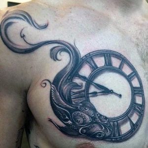 Reloj con números romanos con peces peces en la parte superior del pecho decorado con tatuaje comprimido