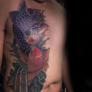 Caballero con pez koi japonés tatuaje de pez en el pecho comprimido 1