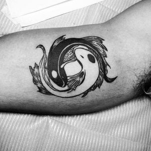 chicos yin yang peces peces interior del brazo bíceps tatuajes comprimido