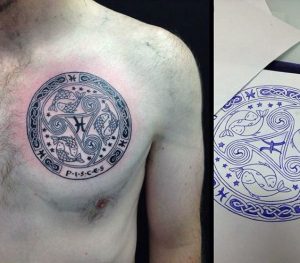 fresco tatuaje circular de hombre con temática de piscis en el pecho comprimido