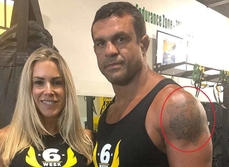 Tatuaje en el hombro izquierdo de Vitor Belfort