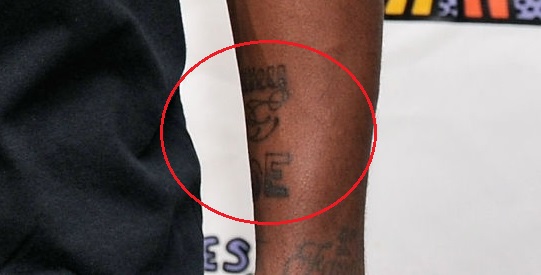 Tatuaje de Kyrie Irving en la muñeca izquierda
