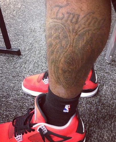 Tatuaje en la pierna izquierda de Kyrie Irving