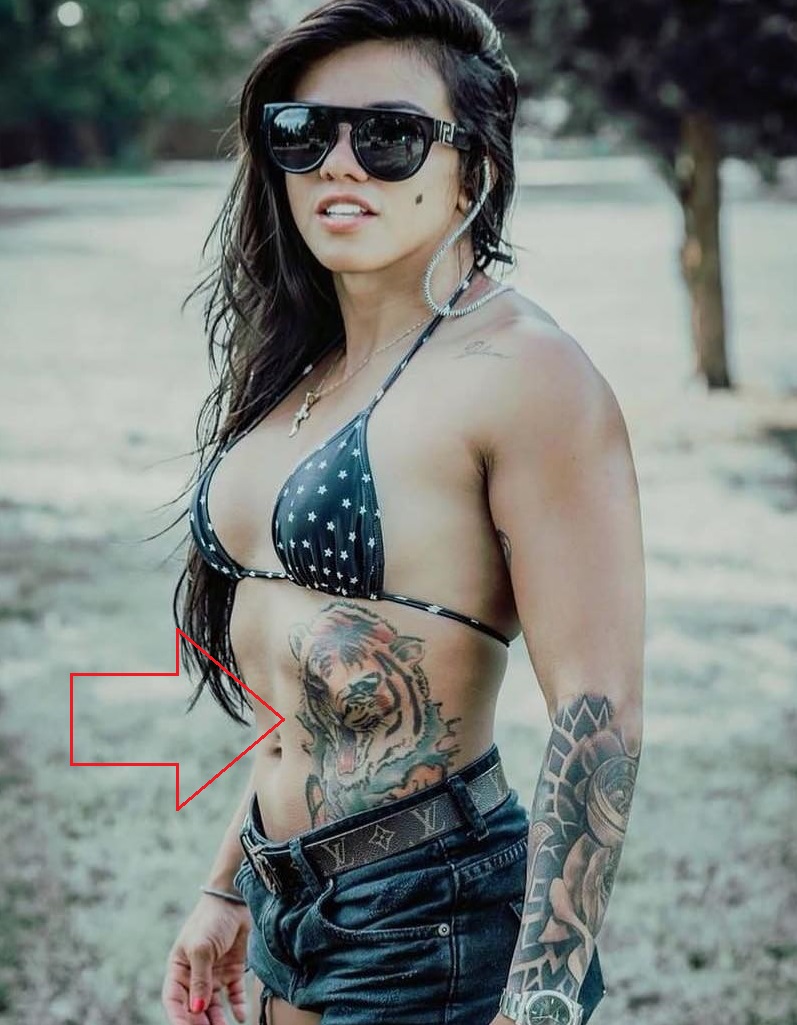 Tatuaje en el estómago de Claudia Gadelha
