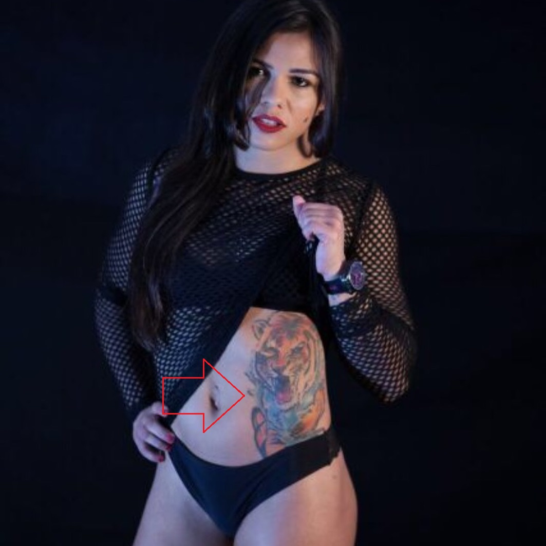 Tatuaje de tigresa de Claudia Gadelha a la izquierda