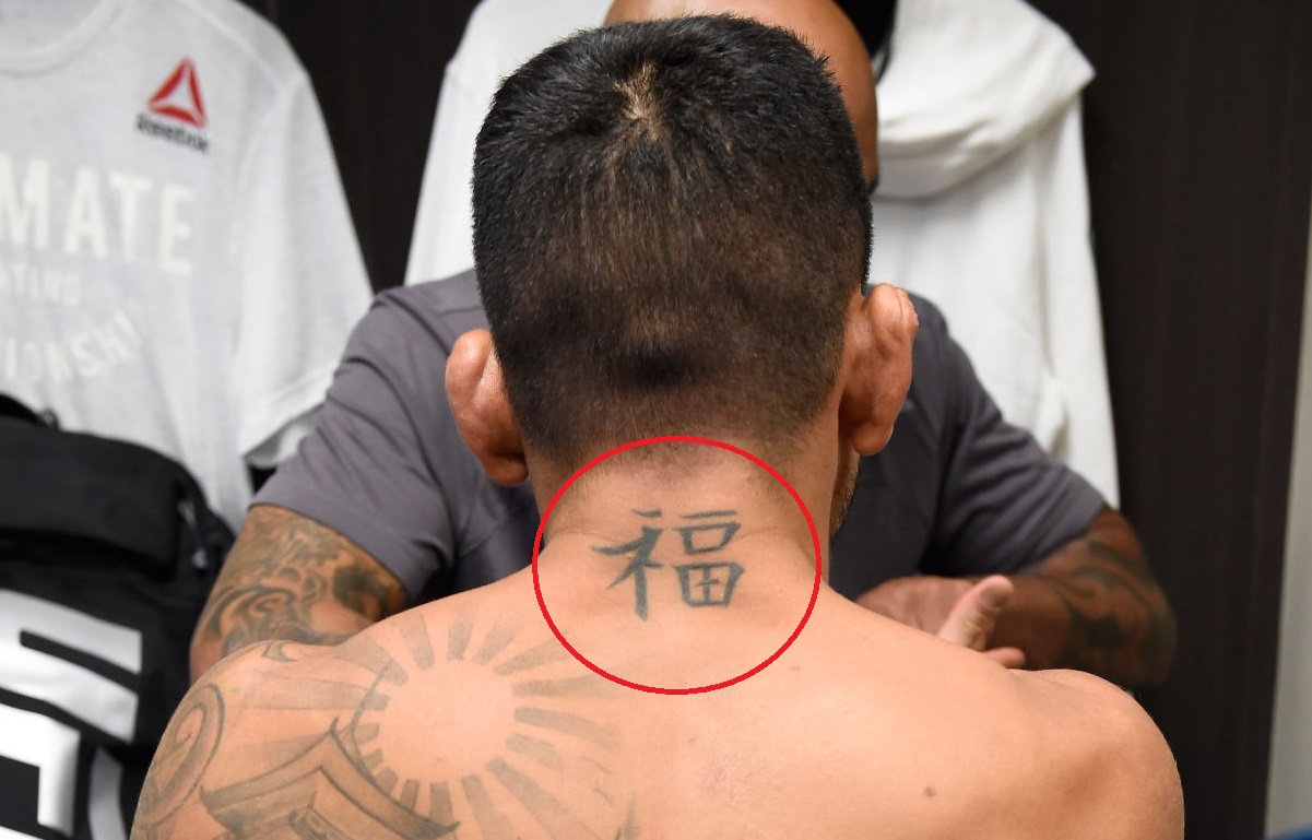 Tatuaje de cuello de Rafael Dos Anjos
