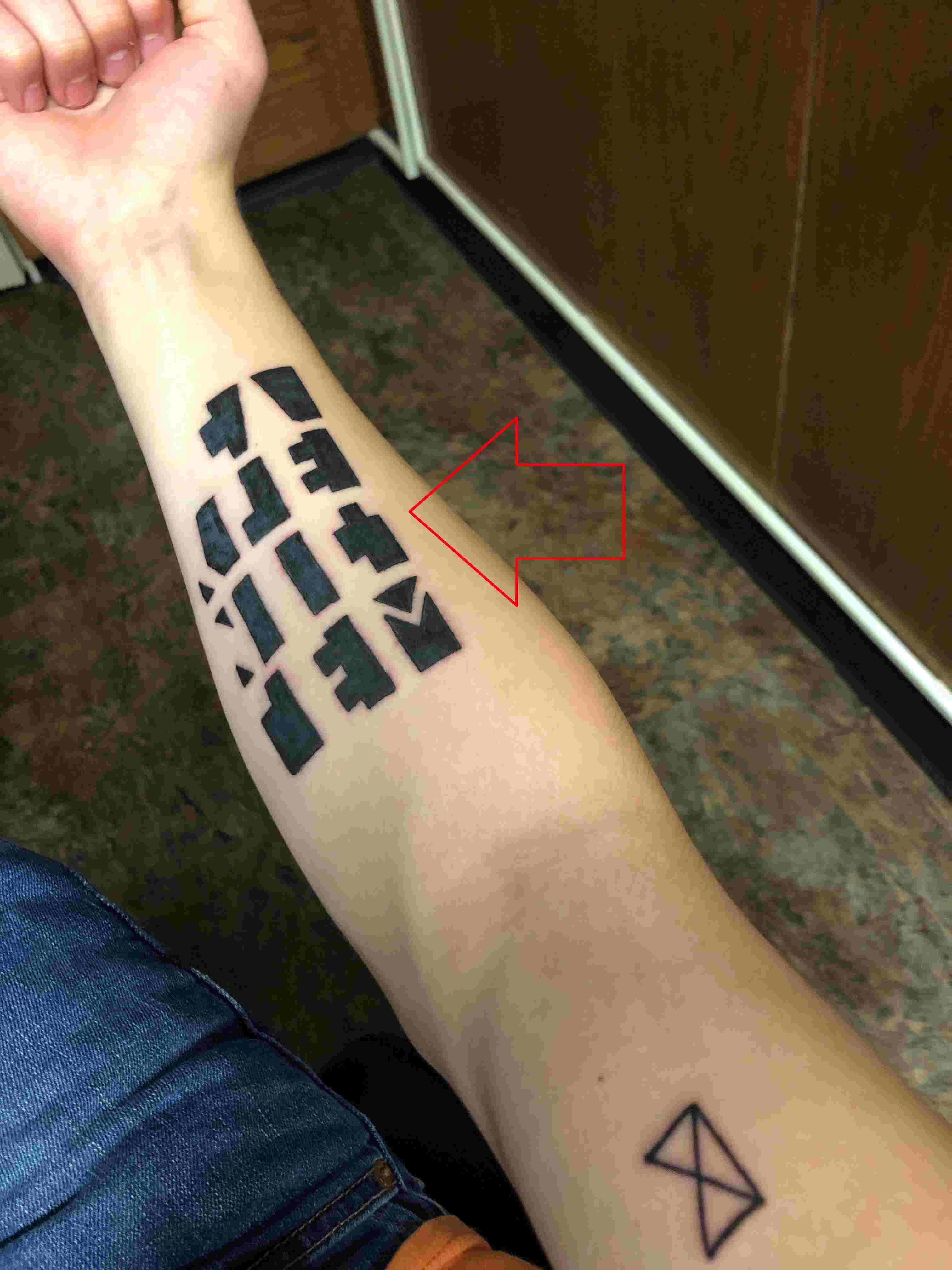 Tatuaje en la mano derecha de Tyler Joseph 