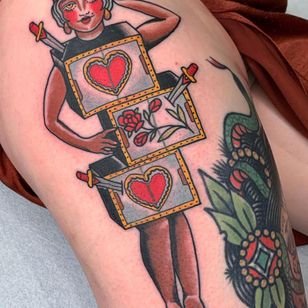 Pin up tattoo por Jody Dawber #JodyDawber #pinupgirl #pinup #portrait #lady #woman #babe #tattooedgirl