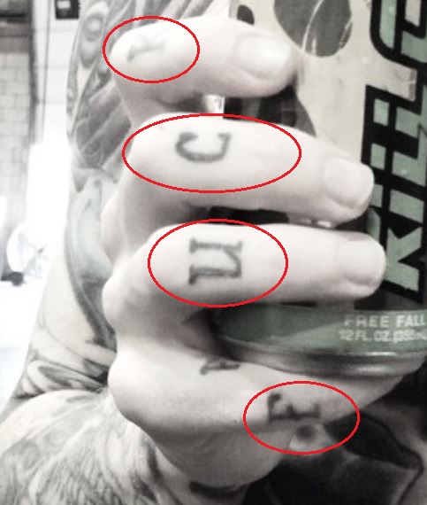 Tatuaje de Andy Hurley en la articulación