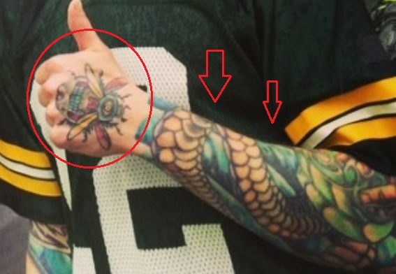 Andy Hurley abeja tatuaje de serpiente