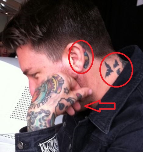 Andy Hurley tatuaje de calavera de murciélago