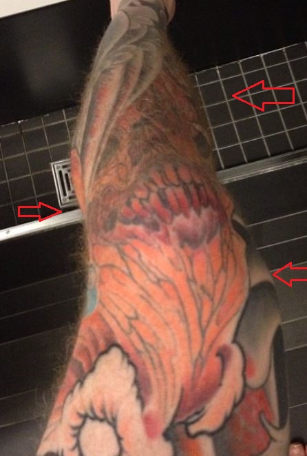 Andy Hurley tatuaje en su pierna