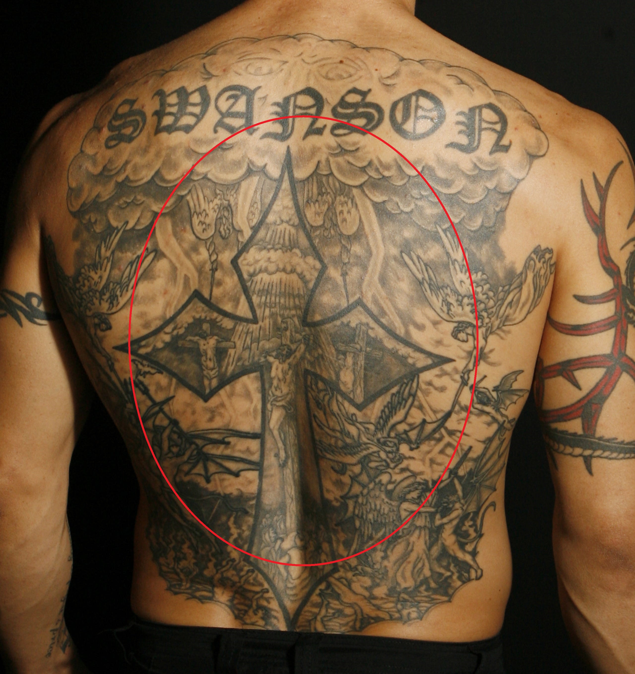 Tatuaje de cruz de un joven Swanson