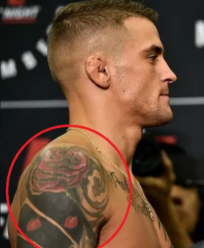 Tatuaje de rosas y pétalos cayendo de Dustin Poirier