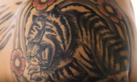Tatuaje de tigre por Dustin Poirier