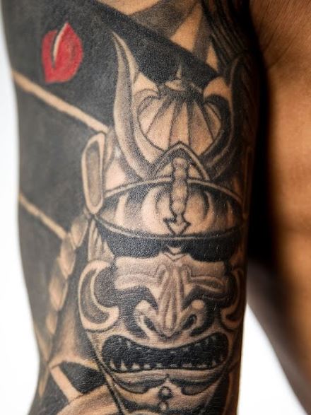 Tatuaje de una máscara japonesa por Dustin Poirier