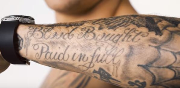 Dustin Poirier Blood compró el dolor en un tatuaje completo