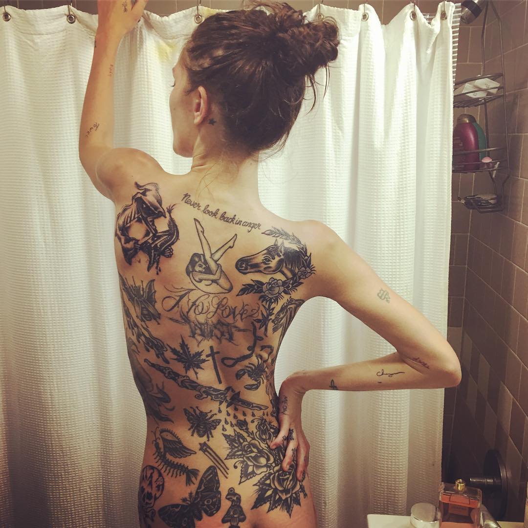 Tatuaje en la espalda de Catherine McNeil