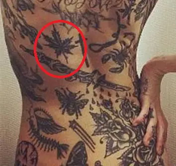 Tatuaje con hoja de arce de Catherine McNeil