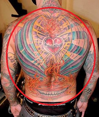 Carey Hart tatuaje corazón alas flaming face