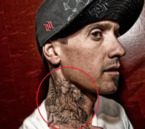 Tatuaje de ángeles de Carey Hart con nombres de flores 2