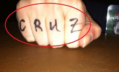 Tatuaje de la articulación de Dominick Cruz