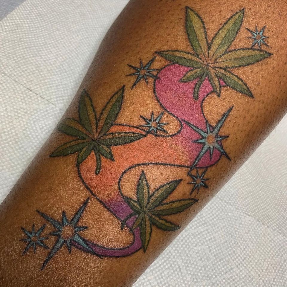 Tatuaje de hierba por Lindsee Bee #LindseeBee #psychedelictattoo #psychedelic #surrealistic #trippy #strange #acid #lsd #fungi #weed #stars 