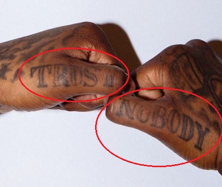 Tatuaje YG no confía en nadie