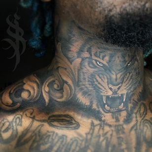 Tatuaje en el cuello de Angel Rose #AngelRose #darkkintattootips #darkkintattoo #tiger #filigran #cat #junglecat #necktattoo