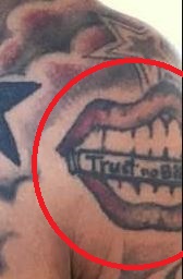 Tatuaje en la boca de John Gabban