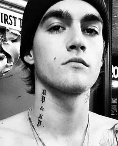 Tatuajes en el cuello de Presley