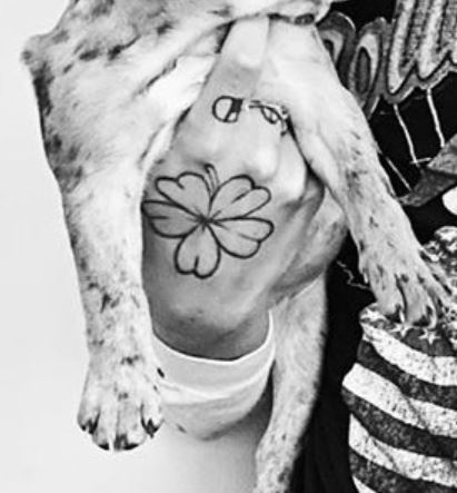 Tatuaje de trébol de cinco hojas de Presley