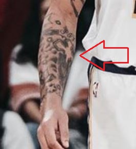 Anthony Davis cruz tatuaje