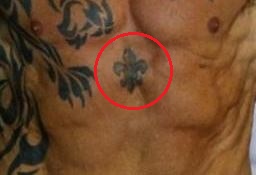 Tatuaje de la flor de lis de Mickey Rourke