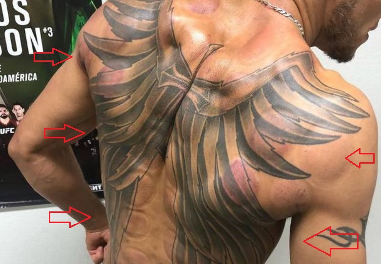 Tatuaje de Tony Ferguson con alas cruzadas