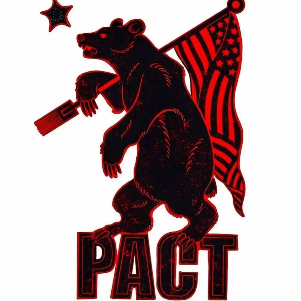 El logotipo de PACT: el oso grizzly de la bandera de California sostiene una bandera unida a una aguja de tatuaje. 
