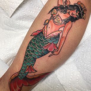 Tatuaje de Beau Brady #BeauBrady #traditional #mermaid # lady #mythical criatura #diosa #conchas