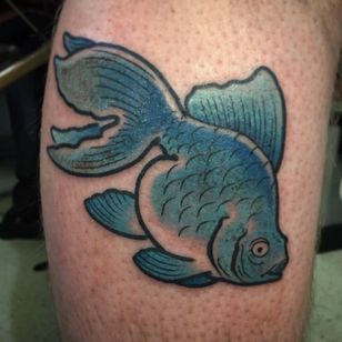 Tatuaje japonés de Gandhi aka Guillaume de la Torre #Gandhi #GuillaumelaTorre #Japanese #goldfish #fish #blue