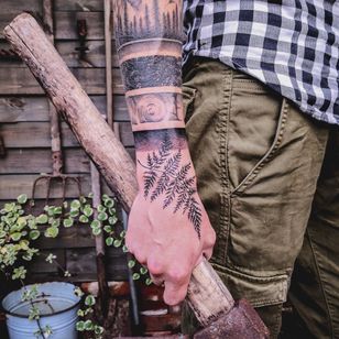 Tatuaje de leñador por 23tattoostudio # 23tattoostudio #lumberjacktattoo #lumberjack #nature #trees #mountain #treering #illustrative