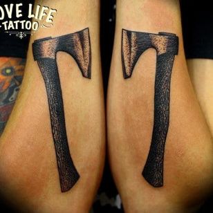 Tatuaje de hacha de leñador de Love Life Tattoo