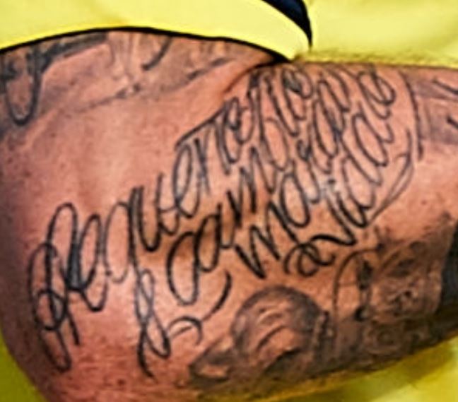 Alberto tatuado en el brazo derecho