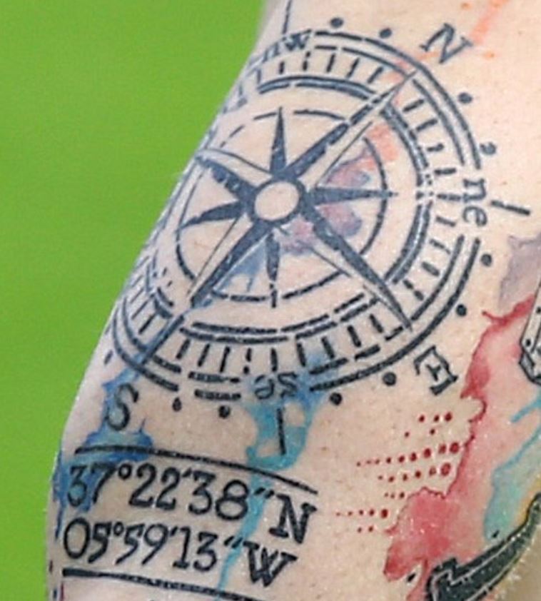 Alberto brújula tatuaje