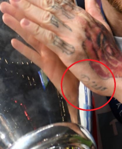 Nombre Alberto en el tatuaje de la mano izquierda