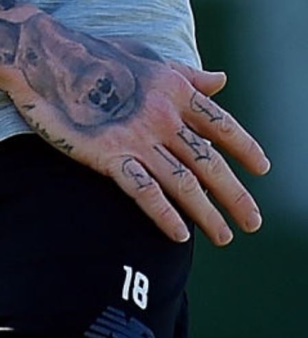 Alberto tatuado en su mano derecha