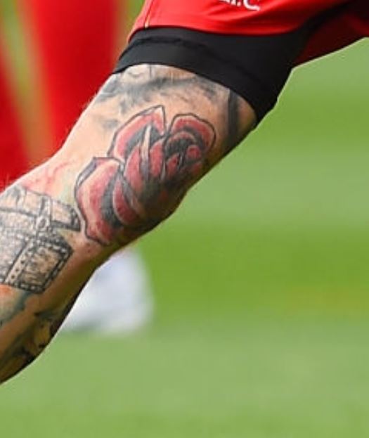Tatuaje Alberto Rose en la rodilla