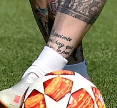 Alberto escribiendo en el tatuaje de la pierna