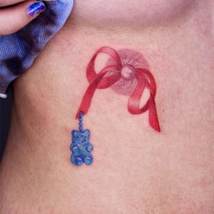 Tatuaje de pezón por Tsyna #Tsyna #nipple #gummybear #ribbon #bow #opticalillusion #realism 