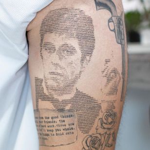 Tatuaje Scarface de Andreas Vrontis #AndreasVrontis #scarface #alpacino #stenciltattoo # código binario #unique